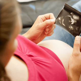 schwangere-frau-mit-ultraschall-bild.png