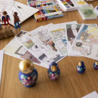 Karten und russische Puppen liegen auf einen Tisch.