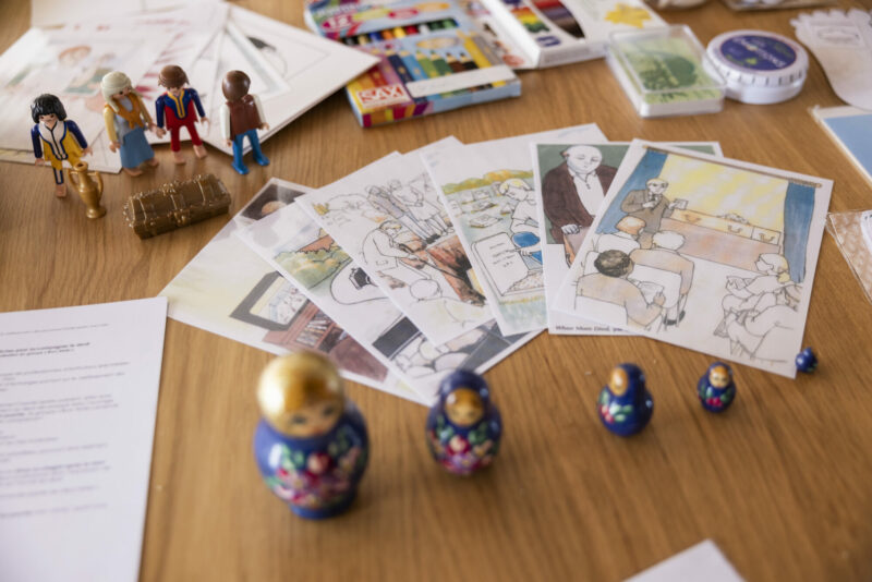 Karten und russische Puppen liegen auf einen Tisch.