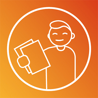 Un personnage tient des feuilles de papier et sourit. / Eine Figur hält Blätter in der Hand und lächelt.