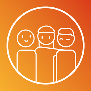 Trois personnages se tiennent par les épaules. / Drei Personen stehen Schulter an Schulter.