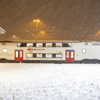 Zug IR-Dosto im Schnee bei Olten