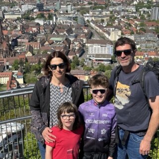 Une famille prend la pose avec une ville pour arrière-plan